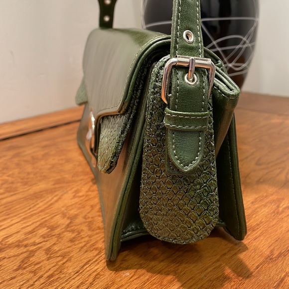 Green vegan leather shoulder purse unique hardware - Picture 12 of 16